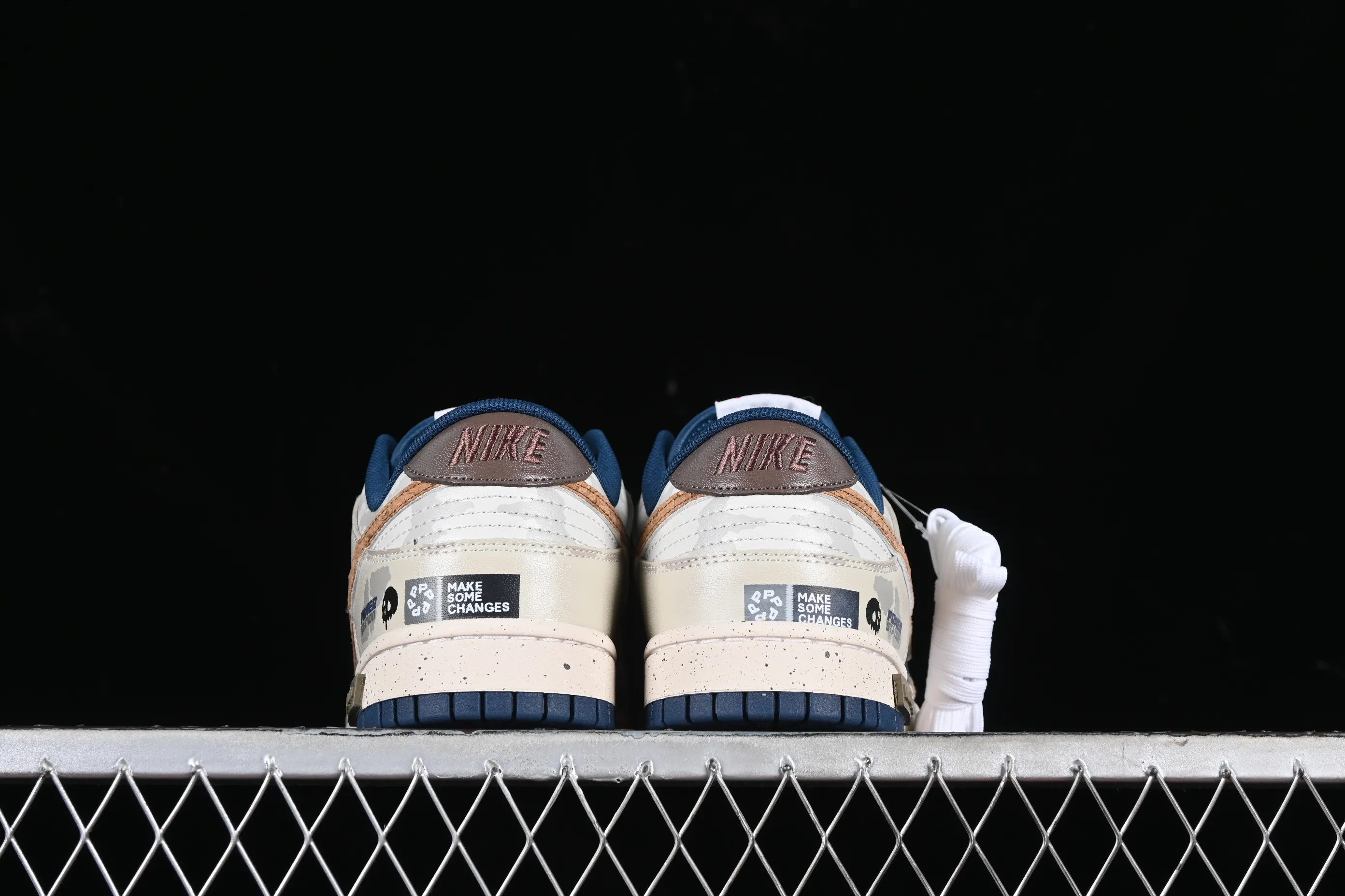 All Categories Nk SB Dunk Series Nk SB Dunk Low Low-top sneakers Nk SB Dunk Low Panda Prank Pioneer Knight-Survival Beige Brown SB strap low-top casual sneakers DD1391-400